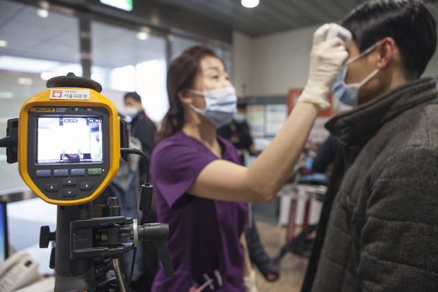 서울의료원 의료진이 열 감지 센서 카메라 등을 이용해 방문객에게 열이 있는지를 체크하고 있다. /사진제공=서울의료원