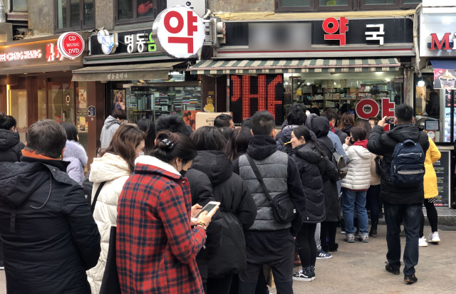 국내에서 신종 코로나바이러스 감염증인 '우한 폐렴' 네 번째 확진자가 발생한 27일 서울 명동의 한 약국에서 관광객들이 마스크를 구매하기 위해 줄을 서고 있다./권욱기자 2020.1.27