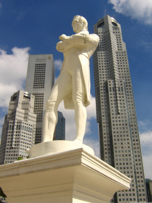 싱가포르 강가의 래플스 상륙지 복판에 세워진 스탬퍼드 래플즈 동상. /위키피디아