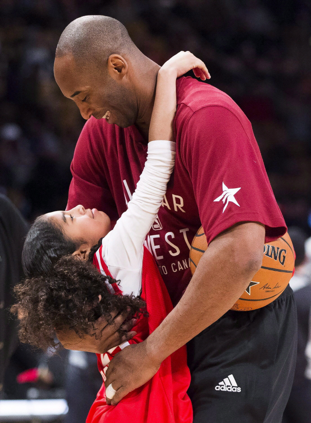 2016년 NBA 올스타전에서 딸 지아나와 포옹하는 코비 브라이언트. /AP연합뉴스