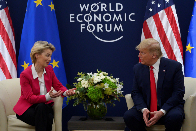 지난 21일(현지시간) 도널드 트럼프(오른쪽) 미국 대통령이 스위스 다보스에서 열린 세계경제포럼에 앞서 우르줄라 폰데어라이엔 EU 집행위원장과 회담하고 있다. /다보스=AFP연합뉴스
