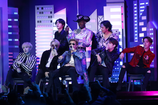 그룹 BTS가 26일(현지시간) 미국 로스앤젤레스에서 열린 그래미 어워즈에서 릴 나스 엑스(뒷줄 가운데)와 합동공연을 펼치고 있다. /로스앤젤레스=로이터연합뉴스