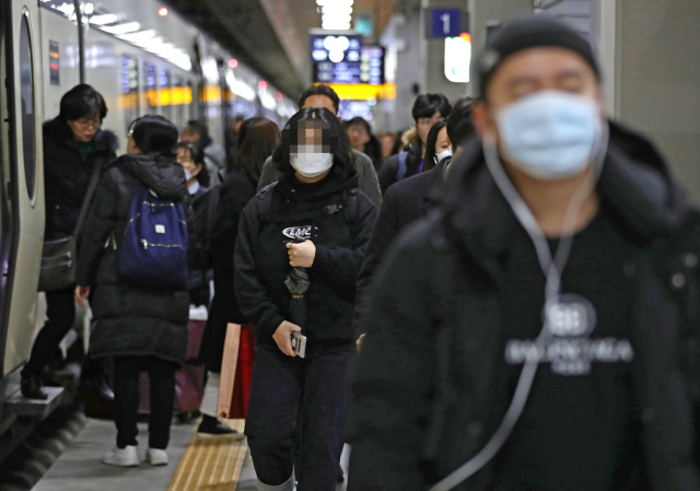 우한 폐렴‘으로 불리는 신종 코로나바이러스가 전세계로 확산되고 있는 가운데 27일 오전 서울 수서역에서 귀경객들이 마스크를 쓴 채 플랫폼을 나서고 있다./연합뉴스