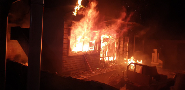 26일 오전 경남 밀양시 무안면 한 단독주택에서 방화로 인한 불이 나 주택 밖으로 불길이 치솟고 있다. /경남소방본부 제공
