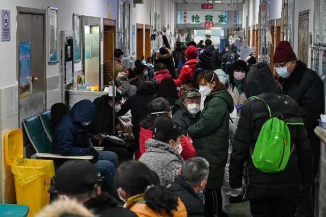 25일(현지시간) 중국 우한 적십자병원 복도에 마스크를 쓴 환자들이 몰려들어 검진을 기다리고 있다. /우한=AFP연합뉴스
