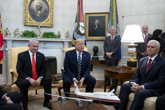 도널드 트럼프(왼쪽 두번째) 미국 대통령이 27일(현지시간) 백악관 집무실에서 베냐민 네타냐후(왼쪽) 이스라엘 총리와 회담 후 기자들의 질문에 대답하고 있다./워싱턴DC=EPA연합뉴스