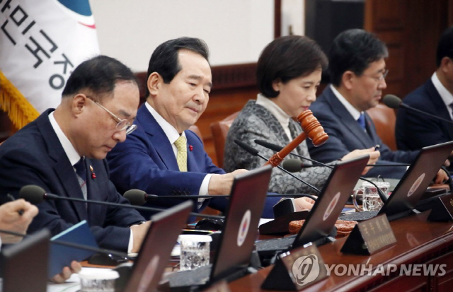 정세균 국무총리가 28일 오전 정부서울청사에서 국무회의를 주재하고 있다. /연합뉴스