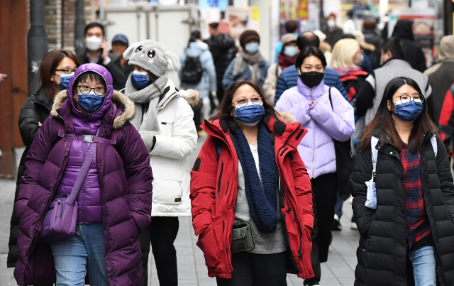 신종 코로나 바이러스 감염증(우한 폐렴) 사태가 연일 지속되는 가운데 28일 서울 중구 명동거리에서 관광객들과 시민들이 마스크를 쓰고 거리를 오가고 있다./성형주기자