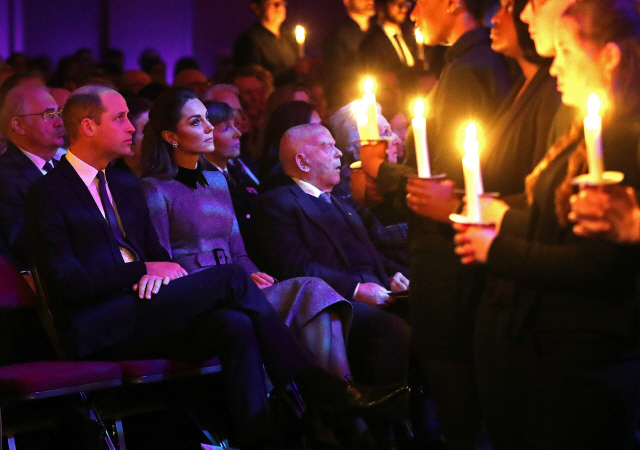 아우슈비츠 나치 강제수용소 해방 75주년인 27일(현지시간) 런던 웨스트민스터에서 열린 홀로코스트 추모식에 참석한 영국 윌리엄 왕세손 부부(왼쪽)가 행사를 지켜보고 있다.   /런던=AFP연합뉴스
