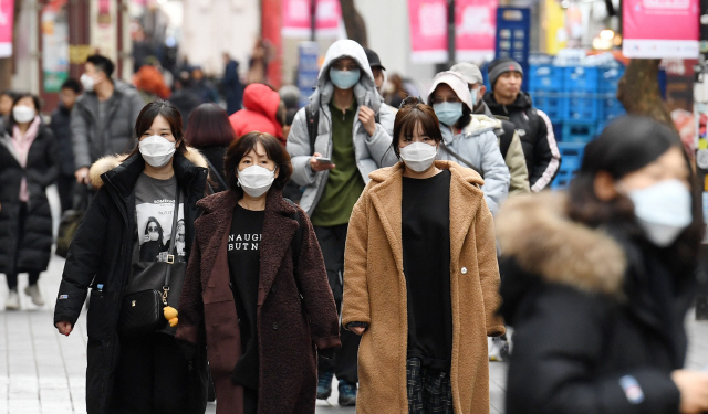 신종 코로나 바이러스 감염증(우한 폐렴) 사태가 연일 지속되는 가운데 28일 서울 중구 명동거리에서 관광객들과 시민들이 마스크를 쓰고 거리를 오가고 있다./성형주기자
