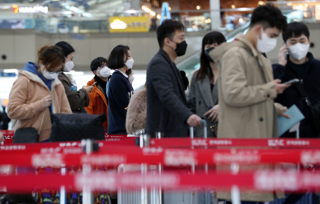 신종 코로나바이러스 감염증인 ‘우한 폐렴’ 공포가 확산하는 가운데 28일 오전 김해국제공항에서 공항 이용객들이 마스크를 쓰고 있다. /연합뉴스