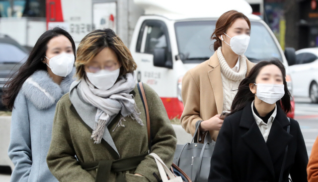 설 기간 동안 신종코로나에 대한 불안이 커지면서 연휴 이후 첫 업무일인 28일 서울 광화문 사거리에서 직장인들이 마스크를 쓰고 출근하고 있다. /연합뉴스