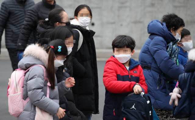 신종 코로나바이러스감염증 공포가 확산하는 가운데 28일 서울의 한 초등학교에서 마스크를 쓴 학생들이 하교하고 있다./연합뉴스