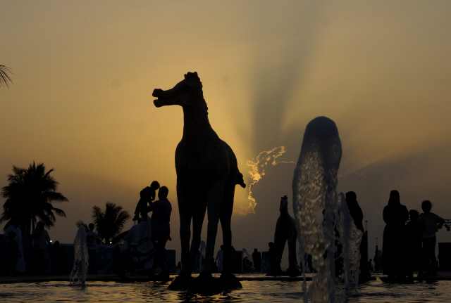 사우디를 방문한 관광객이 제다에 있는 한 공원에서 사진을 찍고 있다./제다=AP연합뉴스