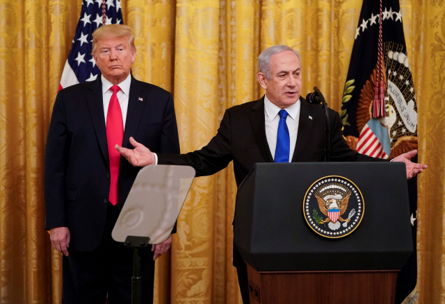 28일(현지시간) 도널드 트럼프 미국 대통령과 베냐민 네타냐후 이스라엘 총리가 백악관 이스트룸에서 공동 기자회견을 갖고 중동평화구상을 발표하고 있다./워싱턴=로이터연합뉴스