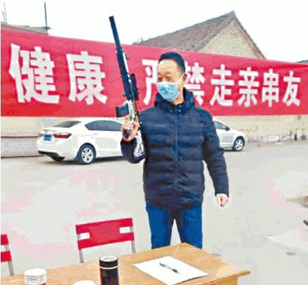 중국의 한 마을에서 총을 들고 우한 출신 사람들의 진입을 막는 모습./ 빈과일보 캡처