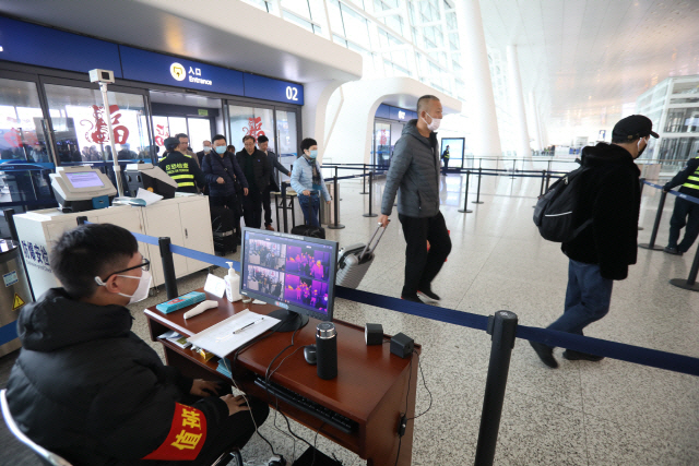 중국 공항에서 신종 코로나바이러스 관련해 검역을 강화하고 있다. /연합뉴스
