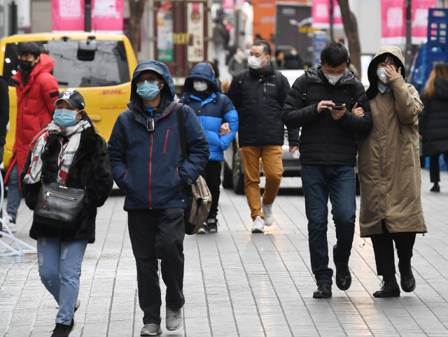 신종 코로나 바이러스 감염증(우한 폐렴) 사태가 연일 지속되 가운데 지난 28일 서울 중구 명동거리에서 관광객들과 시민들이 마스크를 쓰고 거리를 오가고 있다./서울경제DB