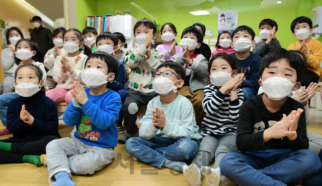 9일 서울 송파구청 어린이집에서 송파구어린이급식관리지원센터 소속 강사가 어린이들에게 올바른 손씻기 교육을 하고 있다./권욱기자 2020. 1. 29.