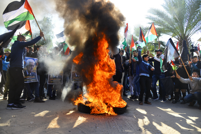 28일(현지시간) 팔레스타인 가자지구에 모인 시민들이 국기를 흔들며 도널드 트럼프 미국 대통령의 중동평화구상에 항의하는 시위를 벌이고 있다.     /가자지구=신화연합뉴스