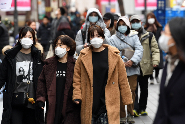 신종 코로나 바이러스 감염증(우한 폐렴) 사태가 연일 지속된 지난 28일 서울 중구 명동거리에서 관광객들과 시민들이 마스크를 쓰고 거리를 오가고 있다./성형주기자