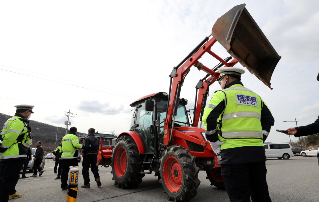 29일 오후 충남 아산 경찰인재개발원 정문 앞에서 농기계로 도로를 막는 주민들이 경찰과 대치하고 있다. /연합뉴스