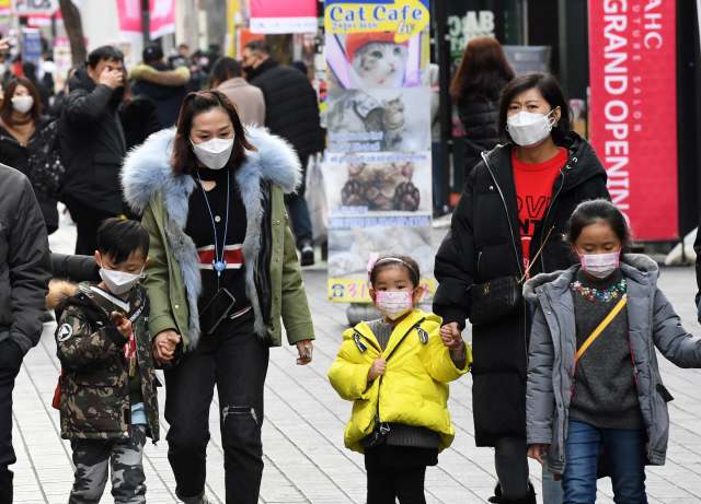 신종 코로나 바이러스 감염증(우한 폐렴)이 확산되는 가운데 29일 서울 명동에서 관광객들과 시민들이 마스크를 쓰고 이동하고 있다./성형주기자