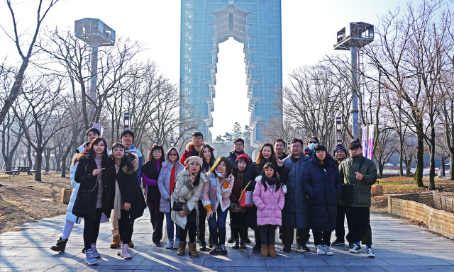지난 24일 경주엑스포공원을 찾은 대만 관광객들이 경주타워 앞에서 인증사진을 찍고 있다./제공=문화엑스포