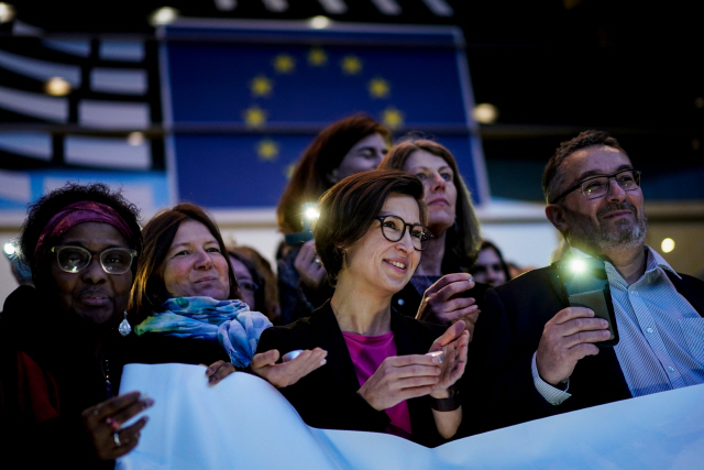 유럽의회의 녹색당·유럽자유동맹 그룹 소속 의원들이 브렉시트를 사흘 앞둔 28일(현지시간) 브뤼셀 유럽의회 앞에서 유럽연합(EU)과 영국 간 결별을 기념하는 행사를 치르고 있다.     /브뤼셀=AFP연합뉴스