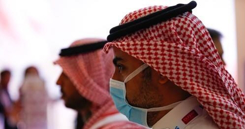 29일 두바이에서 열린 한 전시회에서 관람객이 마스크를 쓰고 있다. /연합뉴스