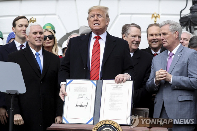 ‘미국·멕시코·캐나다협정’(USMCA)에 서명한 도널드 트럼프 미국 대통령. /연합뉴스