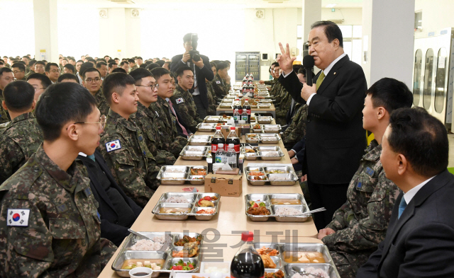 문희상 국회의장이 30일 강원도 원주시 제8전투비행단을 위문 방문해 군장병들과 점심식사를 하며 격려말을 하고 있다./원주=권욱기자 2020.1.30