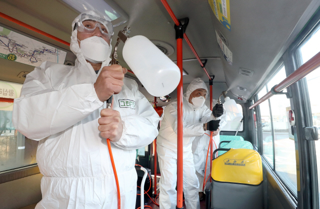 30일 서울 성동구의 한 마을버스정류장에서 방역 관계자들이 신종 코로나바이러스 유입 및 확산을 막기 위해 방역 작업을 하고 있다./성형주기자