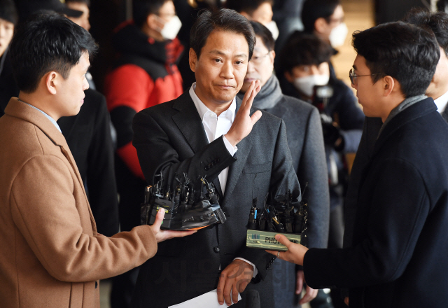 임종석 전 대통령 비서실장이 지난 2018년 치러진 울산시장 선거 개입 의혹에 대한 검찰 조사를 받기 위해 30일 서울 서초구 서울중앙지방검찰청에 피의자 신분으로 출석하고 있다./오승현기자 2020.01.30