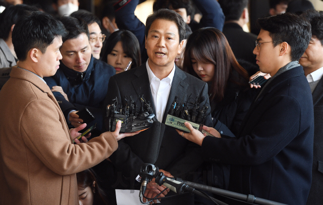 임종석 전 대통령 비서실장이 지난 2018년 치러진 울산시장 선거 개입 의혹에 대한 검찰 조사를 받기 위해 30일 서울 서초구 서울중앙지방검찰청에 피의자 신분으로 출석하며 입장을 밝히고 있다./오승현기자 2020.01.30