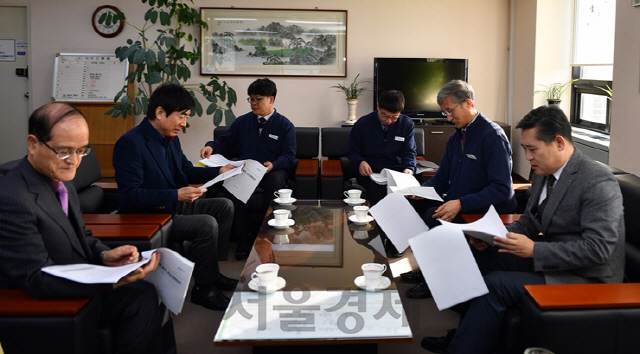 한국조폐공사 정균영(사진 오른쪽 첫번째) 상임감사가 청렴옴부즈만들과 자문회의를 갖고 있다. 사진제공=한국조폐공사