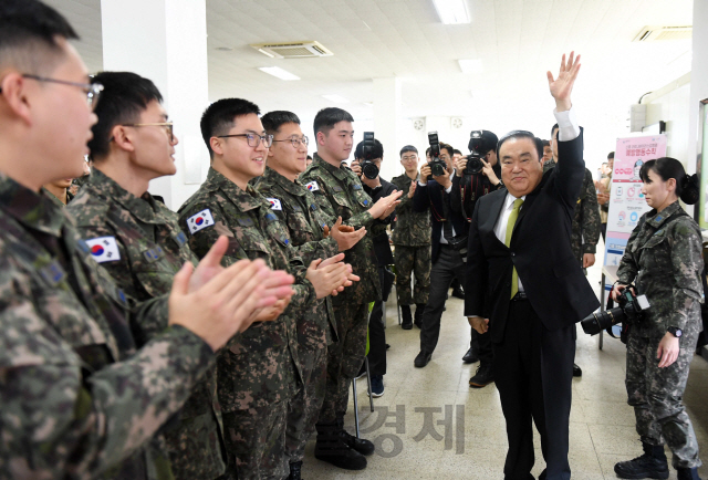 문희상 국회의장이 30일 강원도 원주시 제8전투비행단을 위문 방문해 군장병들을 향해 손을 들어 인사하고 있다./원주=권욱기자 2020.1.30