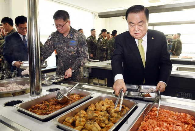 문희상(오른쪽) 국회의장이 30일 강원도 원주시 제8전투비행단을 위문 방문해 김영채 단장과 함께 점심식사를 배식하고 있다./원주=권욱기자 2020.1.30