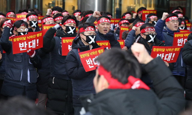 서울 중구 IBK기업은행 본점에서 노조원들이 지난 16일 윤종원 신임 IBK기업은행장 출근 저지 농성을 벌이고 있다. 기업은행 노사는 28일 노조추천이사제 적극 추진 등의 내용을 담은 노사 공동선언문에 서명했다. /연합뉴스