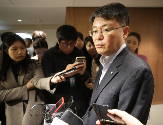 윤면식 한국은행 부총재가 30일 오전 서울 중구 한국은행에서 미국 연방준비제도(Fed·연준)의 기준금리 동결 결정과 관련해 상황점검 회의를 주재한 뒤 취재진의 질문에 답하고 있다./연합뉴스