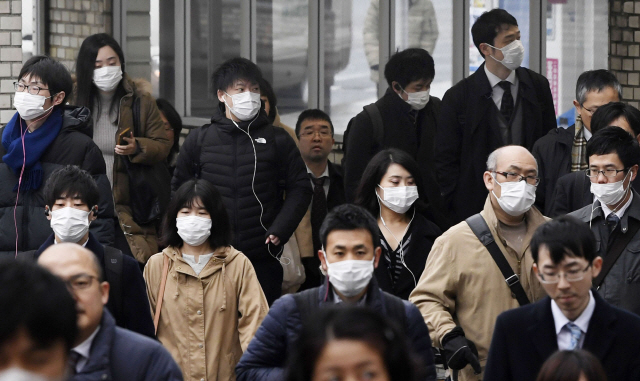 29일 일본 관서지방에 위치한 나라시에서 마스크를 쓴 시민들이 거리를 걷고 있다./나라=AP연합뉴스