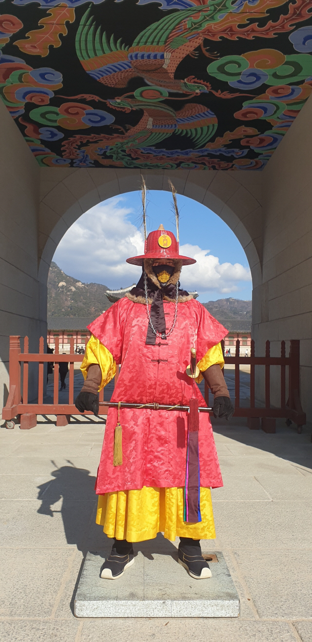 경복궁 수문장이 신종 코로나바이러스 감염 예방 수칙에 따라 마스크를 착용하고 관람객을 맞고 있다. /사진제공=문화재청