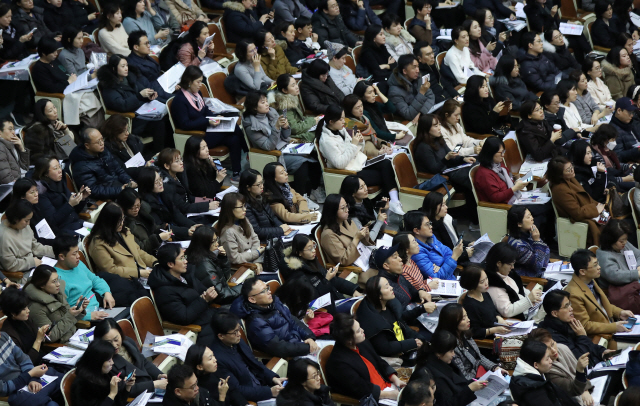 지난해 12월15일 오후 서울 강남구 진선여고에서 전국 초중등 학부모 대상 고교선택 및 대입 전략 설명회를 찾은 학부모와 학생들이 관계자의 설명을 듣고 있다./연합뉴스