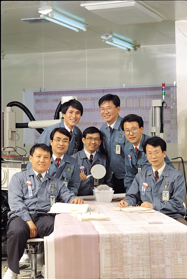삼성전자가 지난 1992년 9월 64메가 D램을 세계 처음으로 선보였을 당시의 개발진. 권오현(왼쪽 네번째) 전 회장과 전동수(〃 여섯번째) 전 사장(의료기기사업부장)의 젊을 적 모습이 새롭다. /사진제공=삼성전자