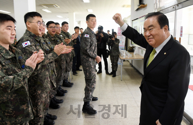 문희상 국회의장이 30일 강원도 원주시 제8전투비행단을 위문 방문해 군장병들을 향해 손을 들어 인사하고 있다./원주=권욱기자 2020.1.30