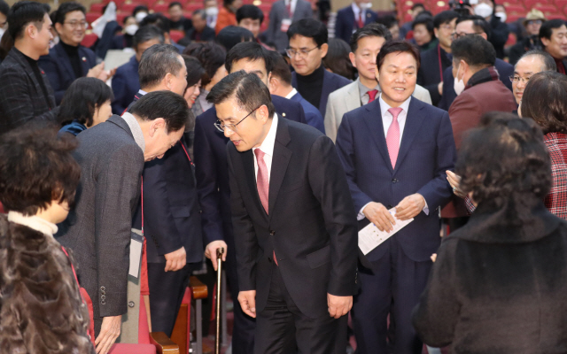 황교안 자유한국당 대표가 30일 오후 서울 여의도 국회 의원회관에서 열린 2020 총선필승 광역 기초의원 워크숍에 입장하며 참석자들과 인사하고 있다. /연합뉴스