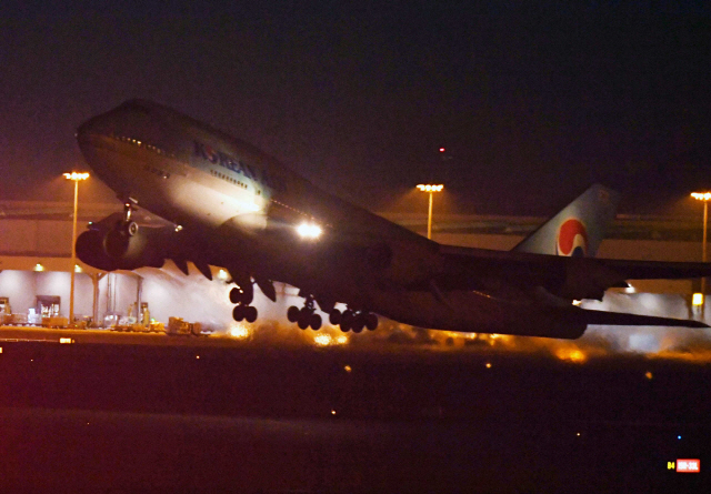 중국 우한에서 교민을 수송하기 위한 전세기 KE 9883편 보잉 747 여객기가 30일 저녁 인천국제공항을 이륙해 중국 우한으로 향하고 있다. /연합뉴스