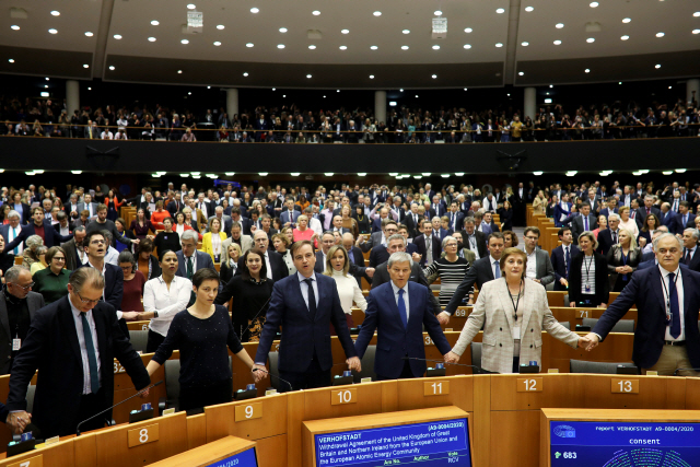 29일(현지시간) 유럽의회 의원들이 29일 영국의 유럽연합(EU) 탈퇴(브렉시트)협정 비준 투표가 끝난 뒤 손을 맞잡고 노래하고 있다. /브뤼셀=로이터연합뉴스