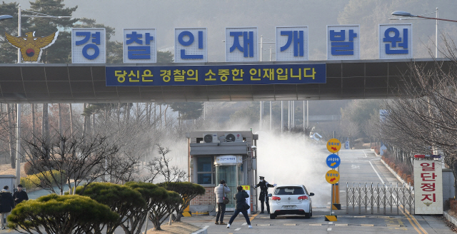 경찰이 신종 코로나바이러스 감염증 발원지인 중국 후베이성 우한에서 전세기로 귀국한 교민들을 수용할 충남 아산시 경찰인재개발원 입구에서 출입을 통제하고 있다./아산=오승현기자