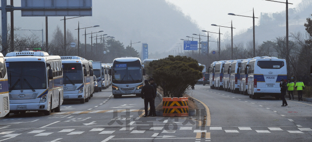 31일 신종 코로나바이러스 발원지인 중국 후베이성 우한에서 전세기로 귀국한 교민들의 격리시설인 충남 아산시 경찰인재개발원 진입로가 경찰 차벽으로 둘러싸이는 등 긴장감이 감돌고 있다./아산=오승현기자 2020.01.31